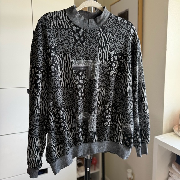Animal Print Sweater in Black and Gray Size XL - Picture 1 of 5